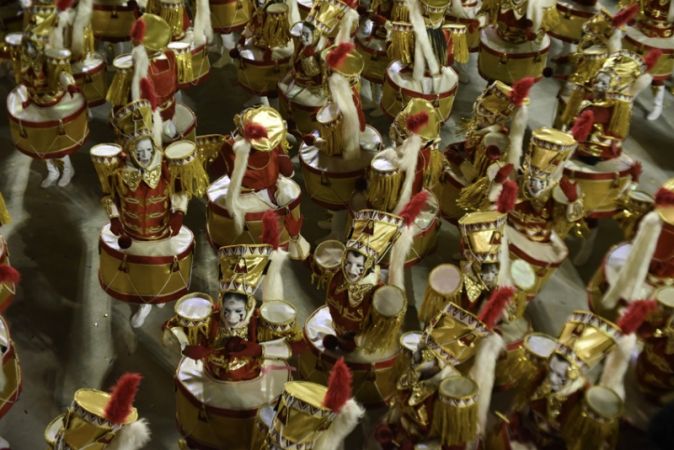 Dünyanın en büyük karnavallarından Rio Karnavalı başladı