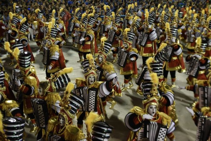 Dünyanın en büyük karnavallarından Rio Karnavalı başladı