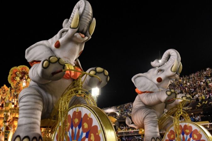 Dünyanın en büyük karnavallarından Rio Karnavalı başladı