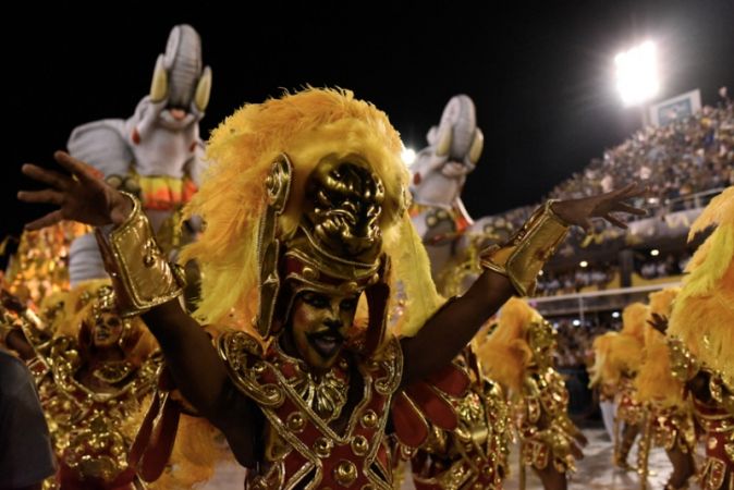Dünyanın en büyük karnavallarından Rio Karnavalı başladı