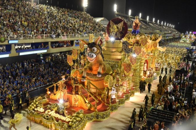 Dünyanın en büyük karnavallarından Rio Karnavalı başladı