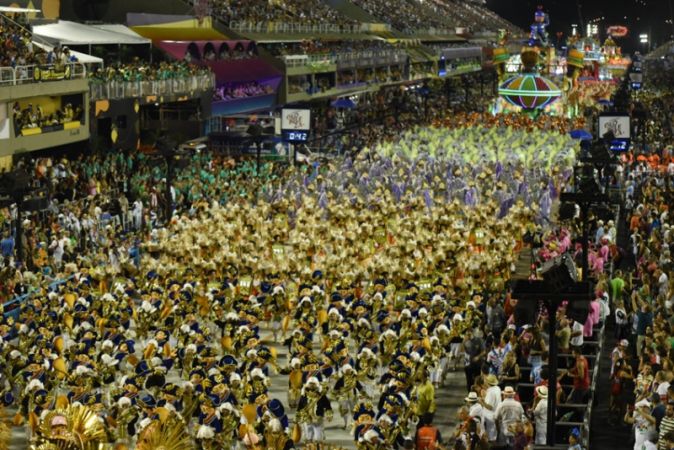 Dünyanın en büyük karnavallarından Rio Karnavalı başladı