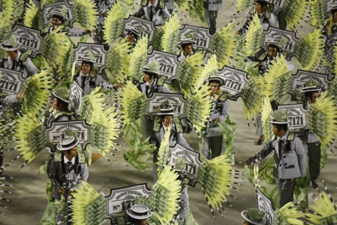 Dünyanın en büyük karnavallarından Rio Karnavalı başladı