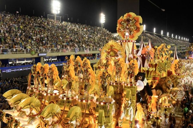 Dünyanın en büyük karnavallarından Rio Karnavalı başladı