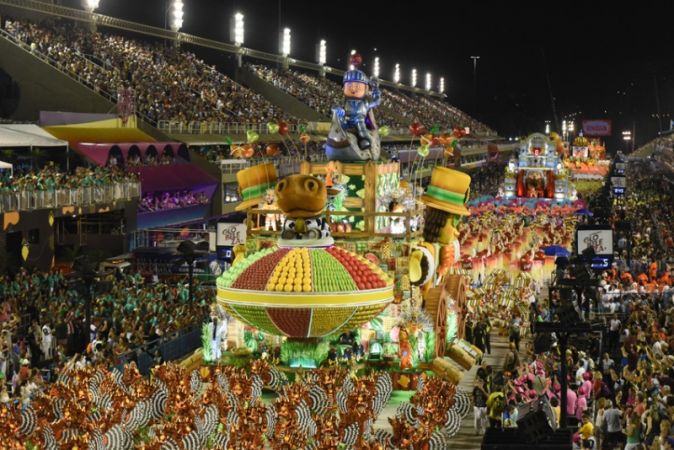 Dünyanın en büyük karnavallarından Rio Karnavalı başladı