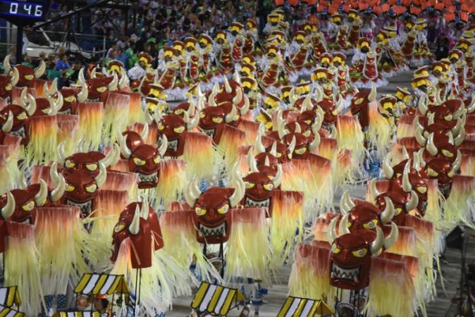 Dünyanın en büyük karnavallarından Rio Karnavalı başladı