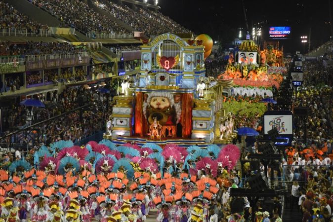 Dünyanın en büyük karnavallarından Rio Karnavalı başladı