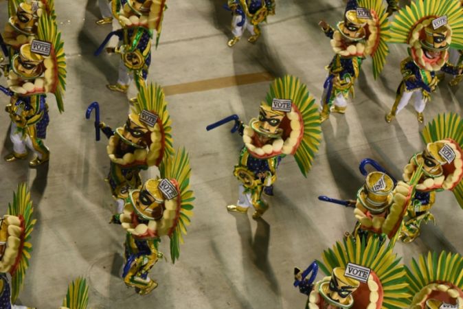 Dünyanın en büyük karnavallarından Rio Karnavalı başladı