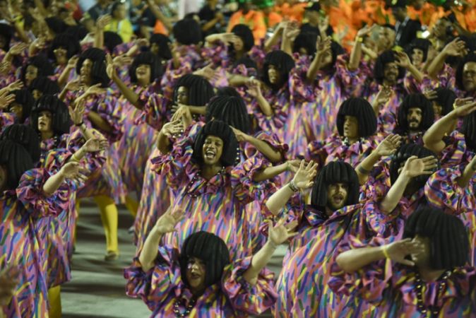 Dünyanın en büyük karnavallarından Rio Karnavalı başladı