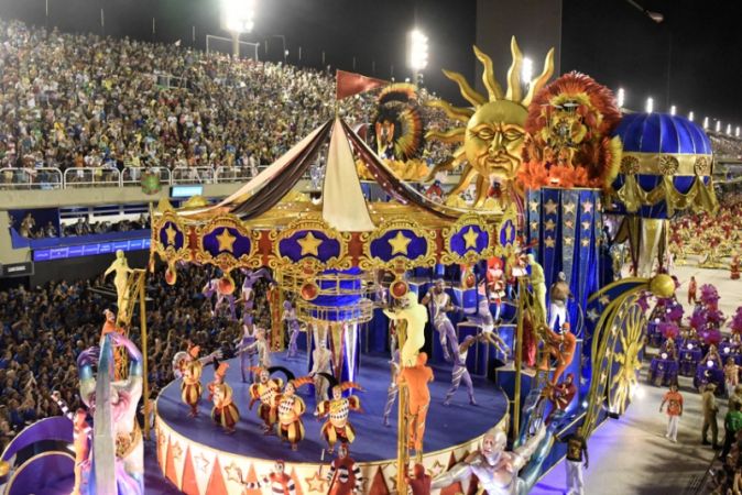 Dünyanın en büyük karnavallarından Rio Karnavalı başladı