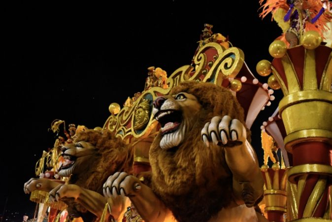 Dünyanın en büyük karnavallarından Rio Karnavalı başladı