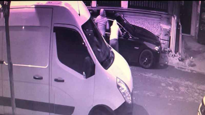 Bayrampaşa'da lüks araçla geldiler, başka bir lüks aracı soyup gittiler Bayrampaşa'da lüks araçla geldiler, başka bir lüks aracı soyup gittiler