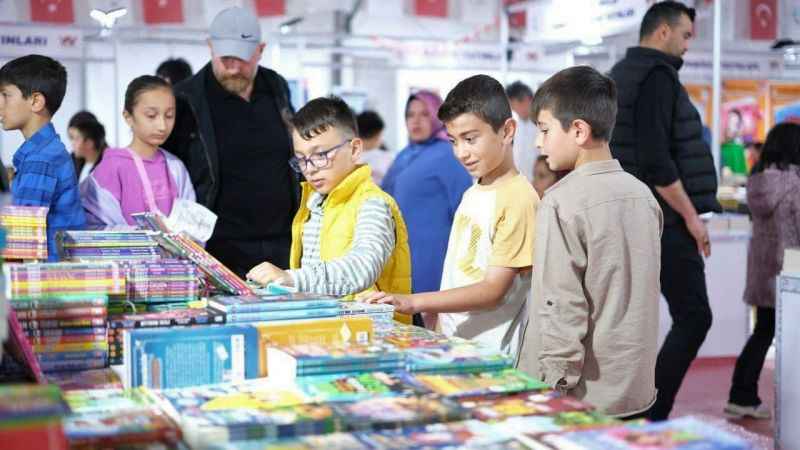 Sorgun Kitap Fuarı, kapılarını ziyaretçilere açtı Sorgun Kitap Fuarı, kapılarını ziyaretçilere açtı
