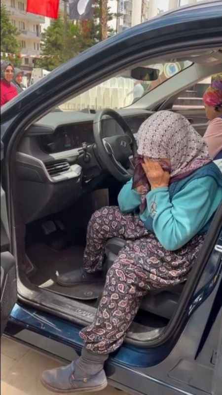 Zülfiye nine TOGG’a binince gözyaşlarını tutamadı Zülfiye nine TOGG’a binince gözyaşlarını tutamadı