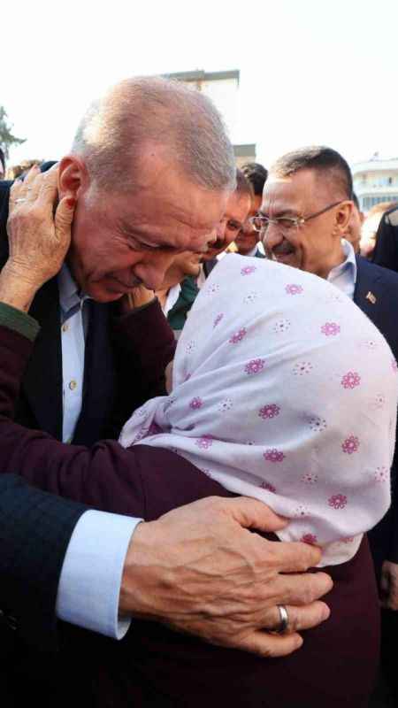 Zülfiye nine TOGG’a binince gözyaşlarını tutamadı Zülfiye nine TOGG’a binince gözyaşlarını tutamadı