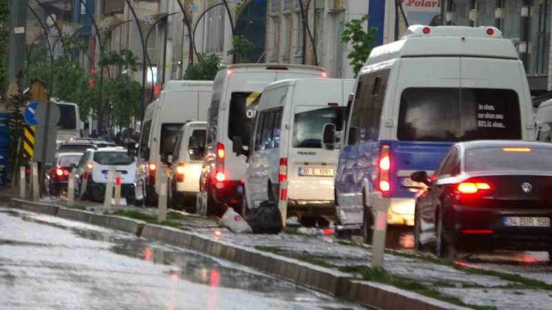 Yüksekova gündüz saatlerinde geceyi yaşadı