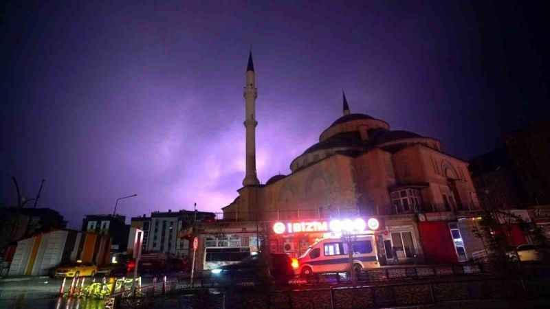 Yüksekova’da şimşekler geceyi gündüze çevirdi Yüksekova’da şimşekler geceyi gündüze çevirdi