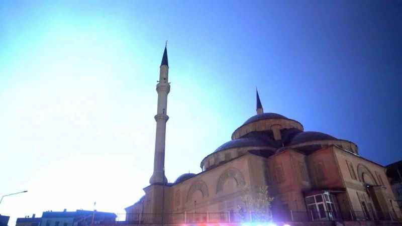 Yüksekova’da şimşekler geceyi gündüze çevirdi Yüksekova’da şimşekler geceyi gündüze çevirdi