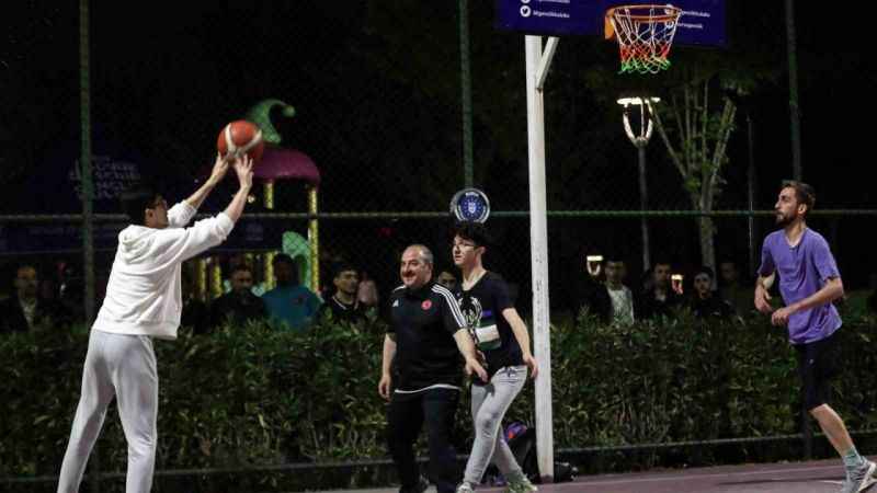 Bakan Varank gece yarısı basketbol maçı yaptı Bakan Varank gece yarısı basketbol maçı yaptı