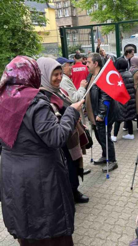 Oy vermek için saatlerce beklediler Oy vermek için saatlerce beklediler
