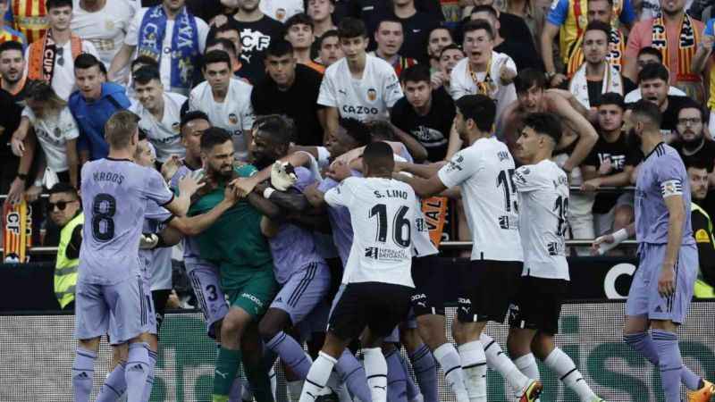 Valencia 5 maç seyircisiz oynayacak! Valencia 5 maç seyircisiz oynayacak!