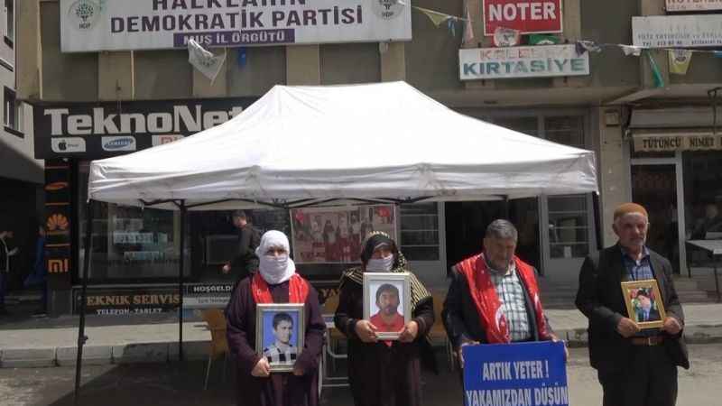 Muş'ta da ailelerin evlat nöbeti devam ediyor Muş'ta da ailelerin evlat nöbeti devam ediyor