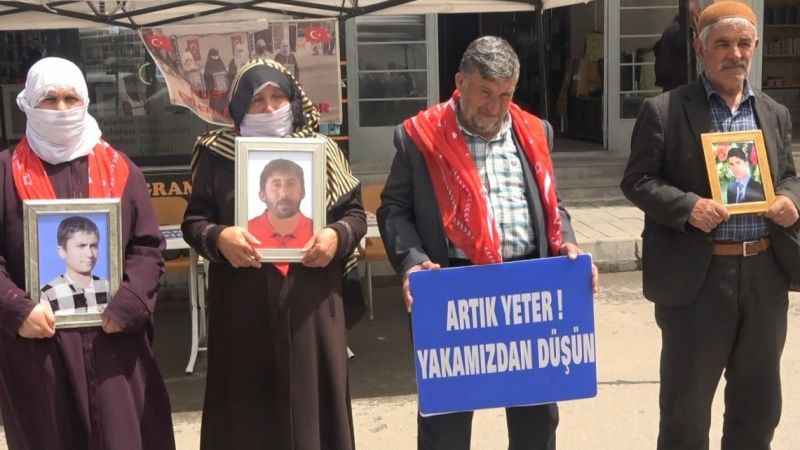 Muş'ta da ailelerin evlat nöbeti devam ediyor Muş'ta da ailelerin evlat nöbeti devam ediyor