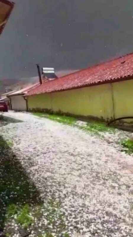Sivas’ı ceviz büyüklüğünde dolu vurdu Sivas’ı ceviz büyüklüğünde dolu vurdu