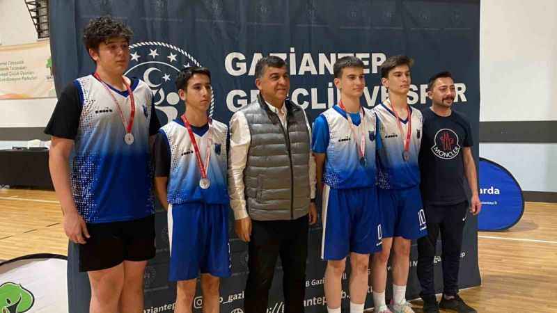 Eski Adalet Bakanı Gül gençlere taş çıkarttı Eski Adalet Bakanı Gül gençlere taş çıkarttı
