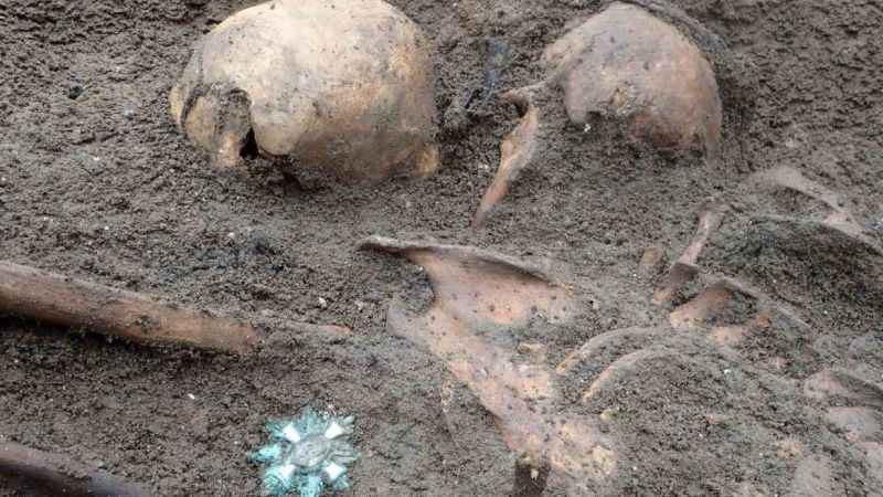 Polonya’da 128 kişilik toplu mezar bulundu Polonya’da 128 kişilik toplu mezar bulundu