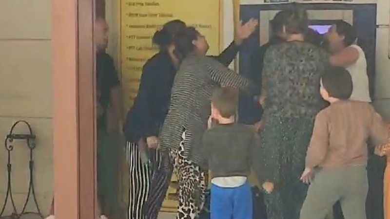 Kadınların ATM’de sıra kavgası Kadınların ATM’de sıra kavgası