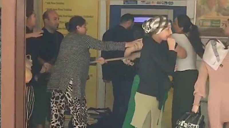 Kadınların ATM’de sıra kavgası Kadınların ATM’de sıra kavgası