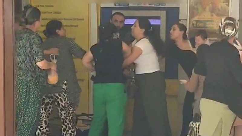 Kadınların ATM’de sıra kavgası Kadınların ATM’de sıra kavgası