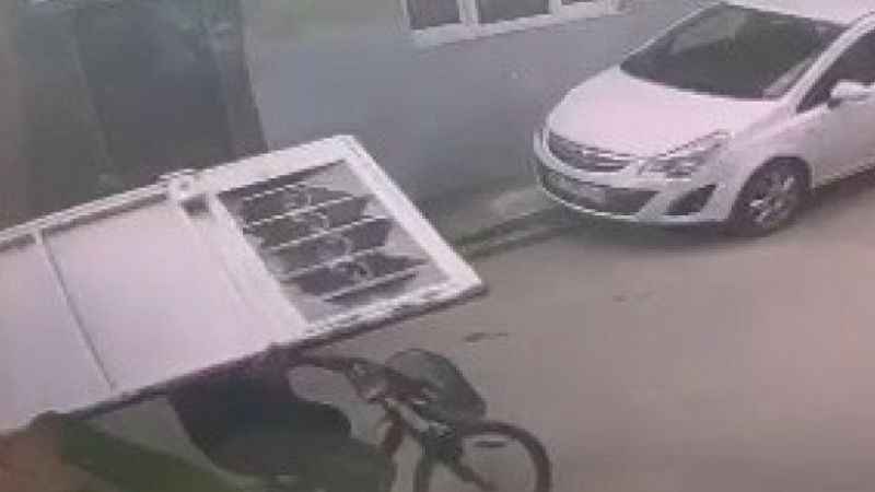Çaldığı kapıyı bisiklete koyup götürdü Çaldığı kapıyı bisiklete koyup götürdü