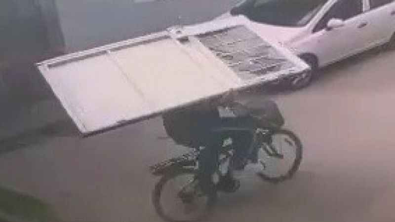 Çaldığı kapıyı bisiklete koyup götürdü Çaldığı kapıyı bisiklete koyup götürdü