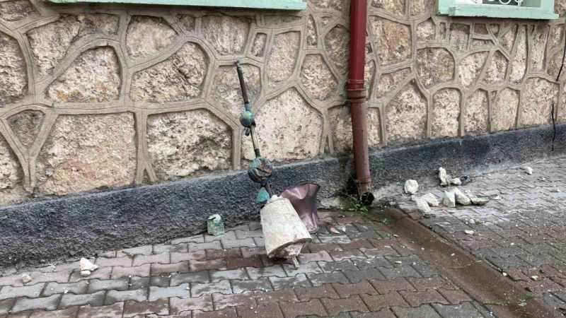 Sivas'ta aleme isabet eden yıldırım cemaati korkuttu Sivas'ta aleme isabet eden yıldırım cemaati korkuttu