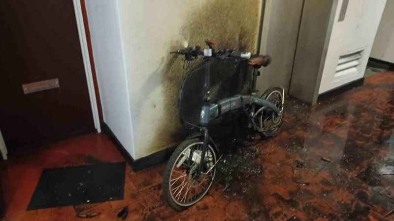 Apartmandaki elektrikli bisikletin bataryası bomba gibi patladı
