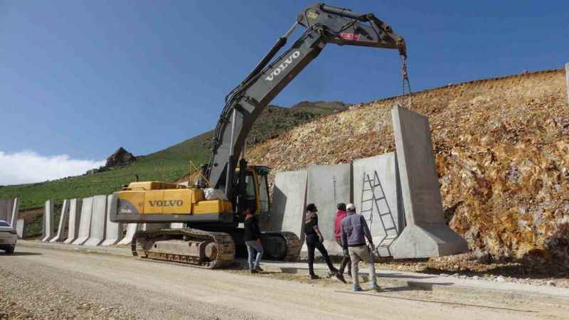 Sınıra örülen duvar 100 kilometreyi buldu Sınıra örülen duvar 100 kilometreyi buldu
