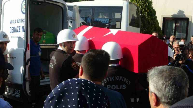 Muğla'daki kazada hayatını kaybeden polis memuru Mustafa Pala için tören Muğla'daki kazada hayatını kaybeden polis memuru Mustafa Pala için tören