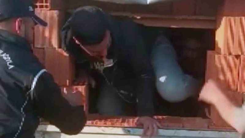 Tuğla taşıyan kamyondan kaçak göçmen çıktı Tuğla taşıyan kamyondan kaçak göçmen çıktı