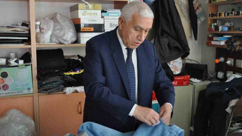 Dükkanına 50 senedir takım elbiseyle gidiyor Dükkanına 50 senedir takım elbiseyle gidiyor