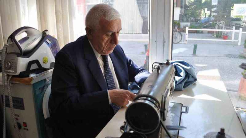 Dükkanına 50 senedir takım elbiseyle gidiyor Dükkanına 50 senedir takım elbiseyle gidiyor