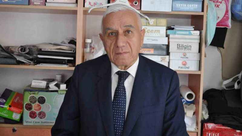 Dükkanına 50 senedir takım elbiseyle gidiyor Dükkanına 50 senedir takım elbiseyle gidiyor