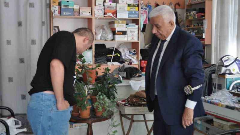 Dükkanına 50 senedir takım elbiseyle gidiyor Dükkanına 50 senedir takım elbiseyle gidiyor