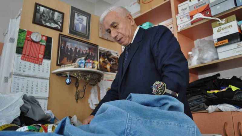 Dükkanına 50 senedir takım elbiseyle gidiyor