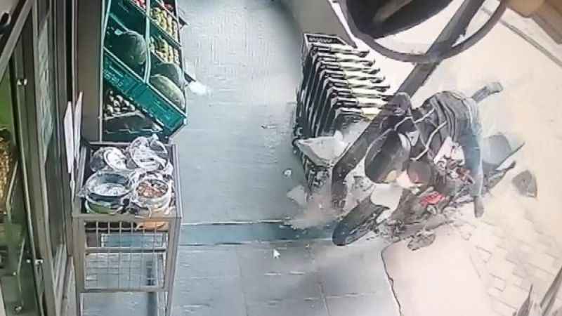 Motosiklet alışveriş merkezine daldı Motosiklet alışveriş merkezine daldı