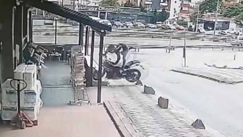 Motosiklet alışveriş merkezine daldı Motosiklet alışveriş merkezine daldı