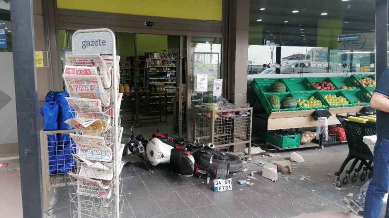 Motosiklet alışveriş merkezine daldı Motosiklet alışveriş merkezine daldı
