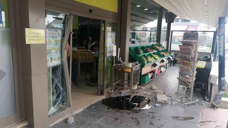 Motosiklet alışveriş merkezine daldı Motosiklet alışveriş merkezine daldı