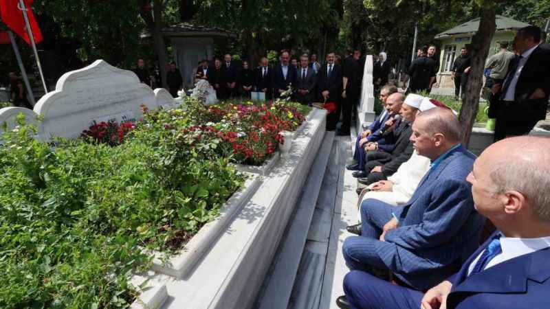 Cumhurbaşkanı Erdoğan, Erbakan’ın kabrini ziyaret etti Cumhurbaşkanı Erdoğan, Erbakan’ın kabrini ziyaret etti